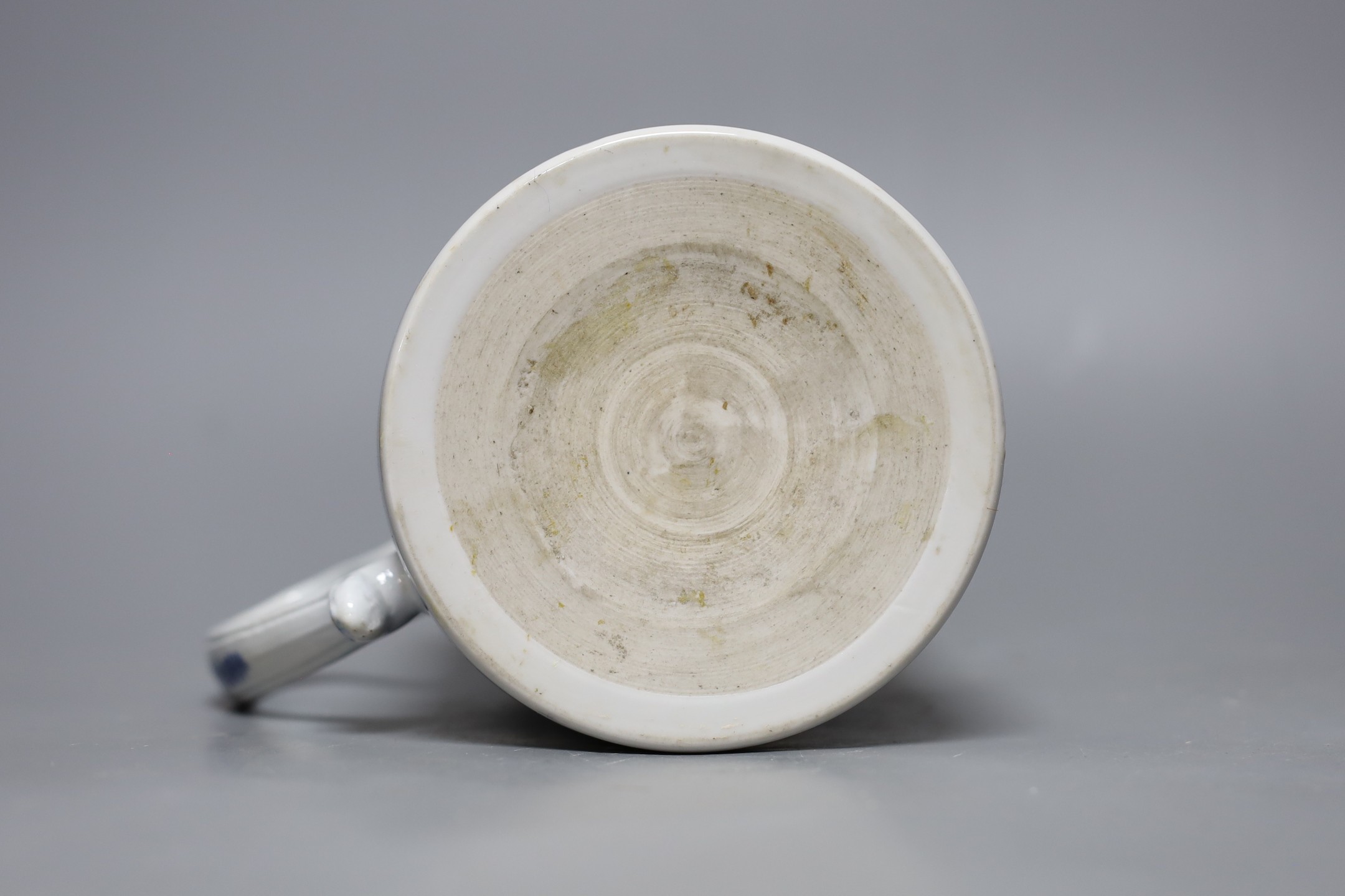A Chinese export famille rose tankard, Qianlong period, 14cms high